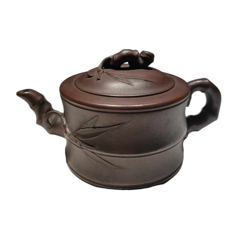Master Zhou Guizhen, hand-painted raised carved bamboo porous old purple clay teapot.: Master Zhou Guizhen hand-painted a raised carving "Bamboo" porous old purple clay teapot, exquisite and beautiful, all handmade. Dimensions are 16.5cm in length, 9.2cm in width, and 9.5cm in height.