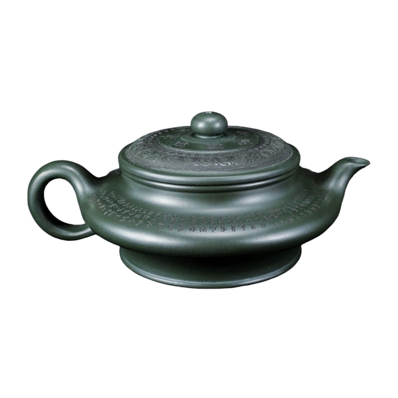 Qian Xuefang's purple clay teapot work, original ore green mud poetry flat pot.: Qian Xuefang's purple clay teapot work, made from original green ore clay, in the shape of a flat pot with poetry inscriptions. It is 6 cm high, 16 cm long, 12 cm in diameter, and has a capacity of 22