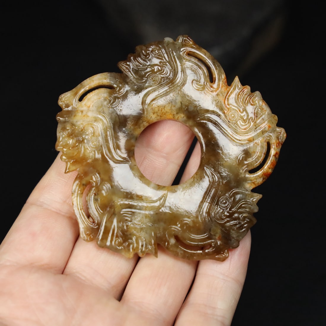 Hetian jade pendant: Hetian jade pendant, with delicate and lustrous jade quality, old-fashioned patina, and detailed as shown in the picture. Dimensions: length 7.3 cm, thickness 0.7 cm, weight 53.4 grams.