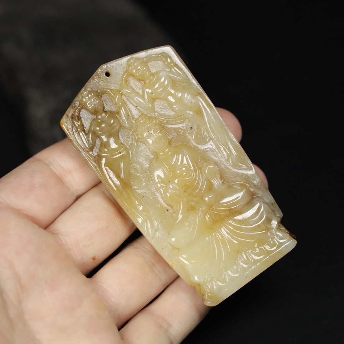 Hetian Jade Northern Wei Buddha Pendant: Hotan jade Northern Wei Buddha pendant, with delicate and smooth jade quality, old patina, and detailed as shown in the picture. Dimensions: length 8.3 cm, width 4.5 cm, thickness 1.4 cm, weight 107.5