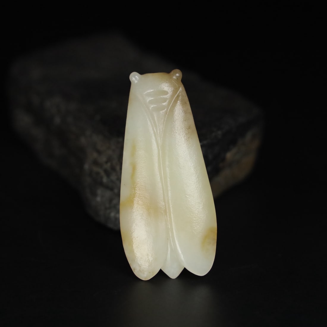 Hetian Jade Cicada: Hetian jade cicada, with delicate and smooth jade quality, old-fashioned patina, details as shown in the picture, dimensions length 6.5 cm, width 3 cm, thickness 1.4 cm, weight 37.7 grams.