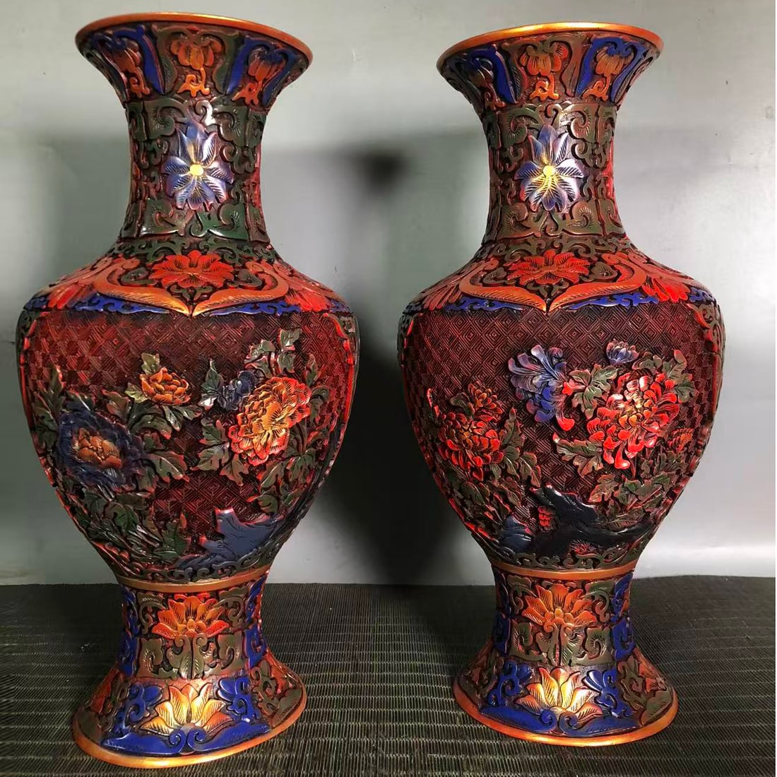 Painted lacquerware vase ornament (1 of 9)