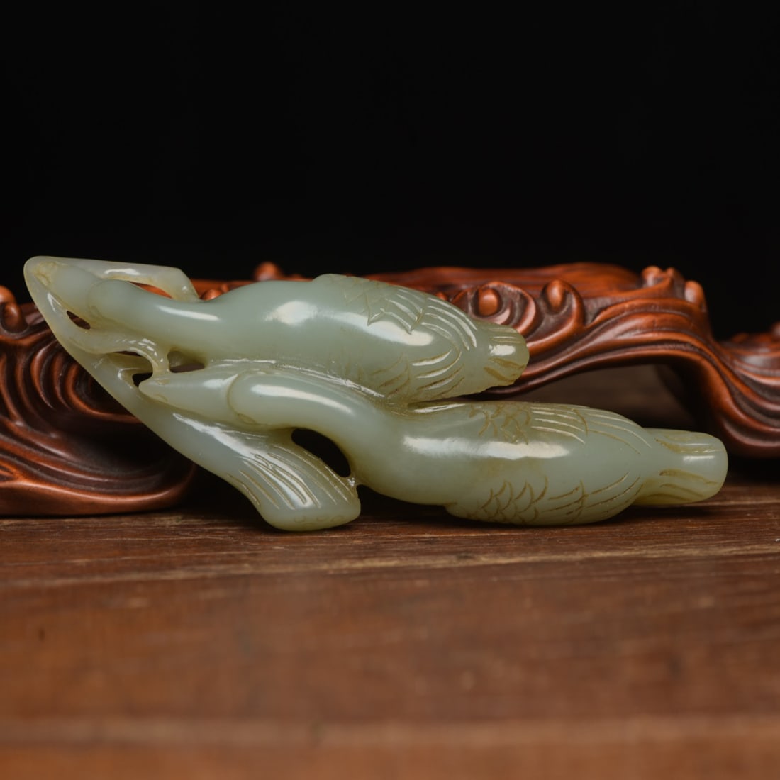 Hetian jade goose: Hotan Jade Goose Specifications: 12×4.1×1.6 cm, weight 68 grams. The jade is warm and delicate, with a natural color, skillful carving, excellent patina, vivid carving, smooth lines, and perfect qua