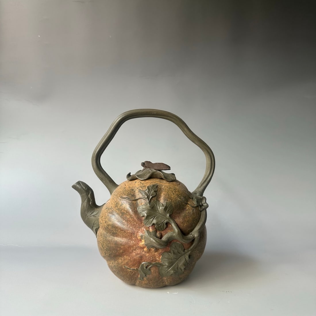 Wang Yinxian - Gourd-shaped Purple Clay Teapot: Handmade Purple Clay Teapot Tea Type: Jin Gua Ti Liang Bottom Mark: Wang Yin Xian Material: Purple Clay Capacity: 650cc Spout: Mesh hole Size: 14.5/18cm Bottom Mark Introduction: June 16, 1943 - Febru