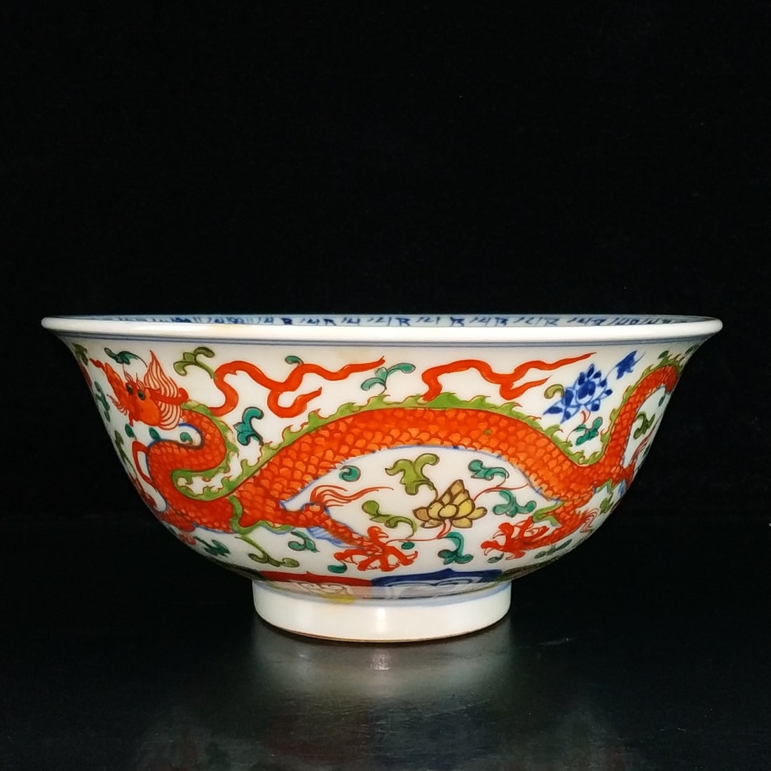 Ming Dynasty Xuande Five-Color Hand-Painted Dragon Bowl: Ming Dynasty Xuande Five-Color Hand-Painted Dragon Bowl, measuring approximately 9.5x20 centimeters.