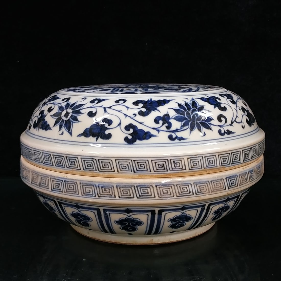 Blue and white hand-painted fish and grass pattern fruit box (1 of 7)
