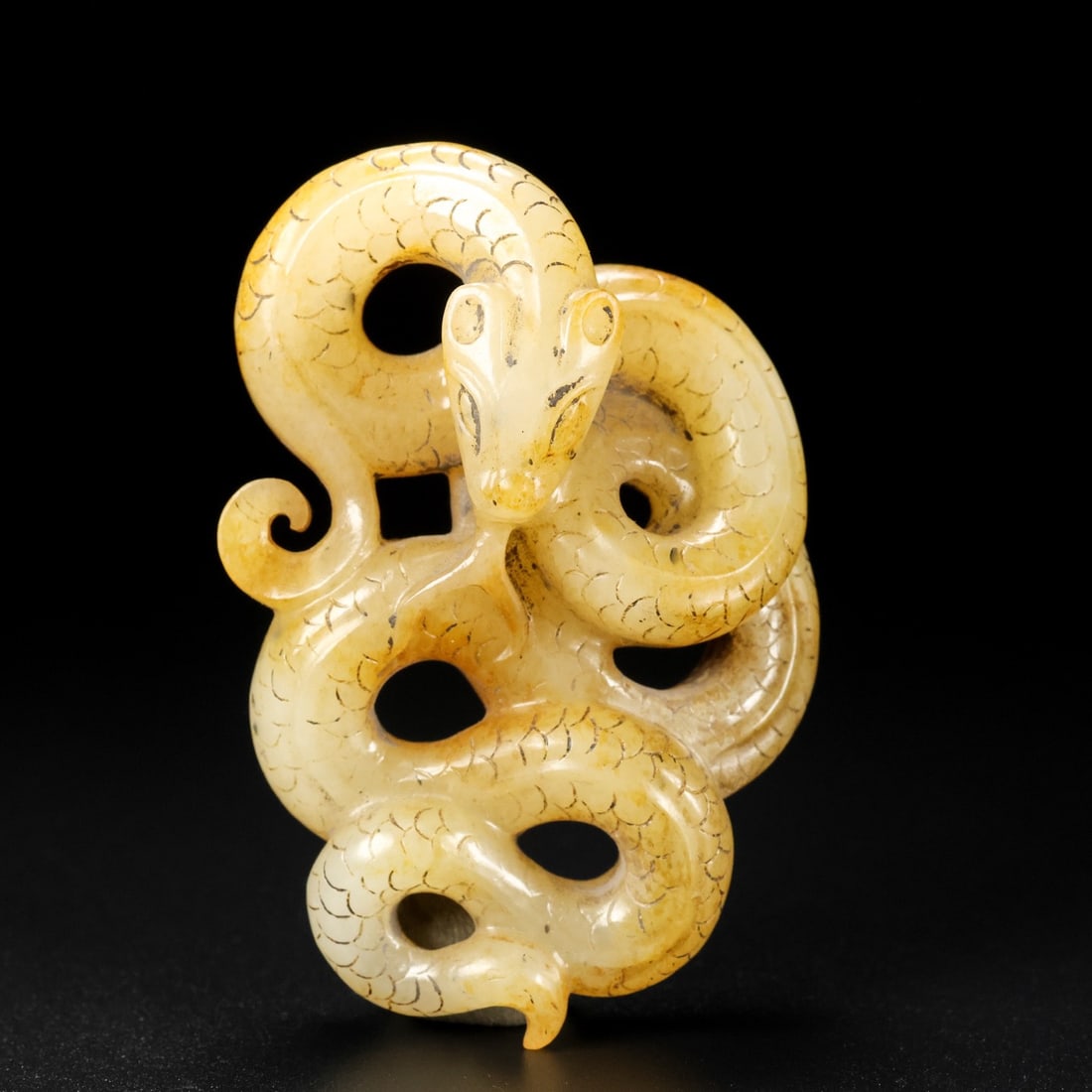 Hetian Jade Snake: Hetian jade snake, finely carved with perfect craftsmanship, natural earthy color penetrating into the bone, thick and simple patina, delicate and smooth jade quality. Specifications: 7cm long, 4.5cm