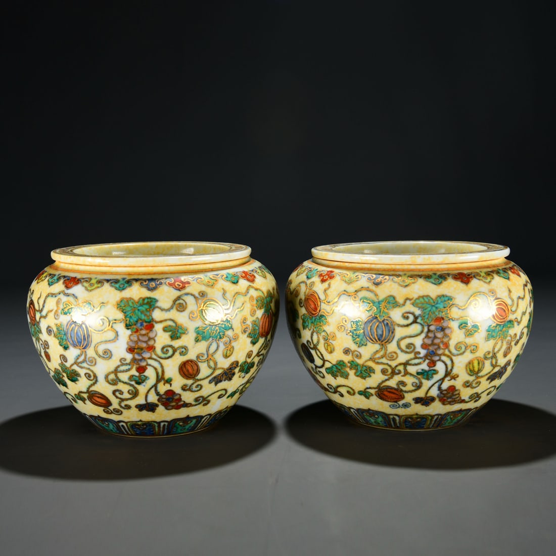Qianlong gilt gold Doucai grape gourd fruit cricket jar: Qianlong period gilt Doucai grape melon fruit pattern cricket jar Dimensions: 13 cm high, 15 cm wide