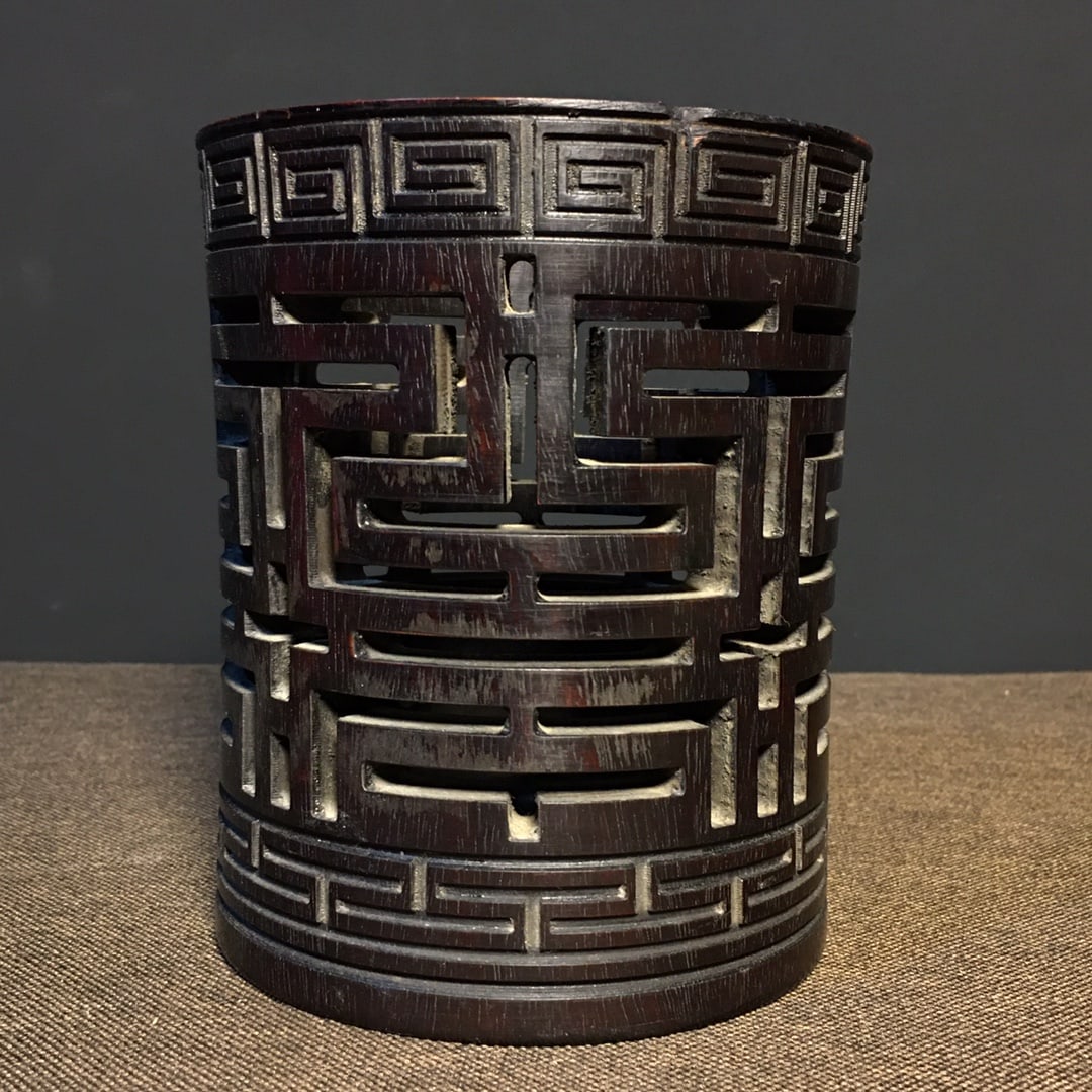 Rosewood carved pen holder: Rosewood carved pen holder, 13 centimeters tall, 11 centimeters in diameter, weighing 420 grams.