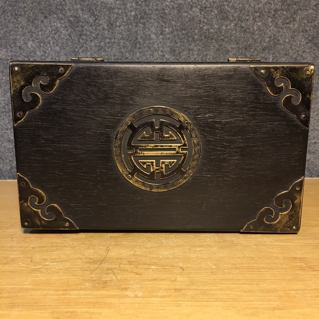 Rosewood inlaid copper box: Purple sandalwood inlaid copper box, 22 cm long, 11 cm wide, 9 cm high, weighs 810 grams.