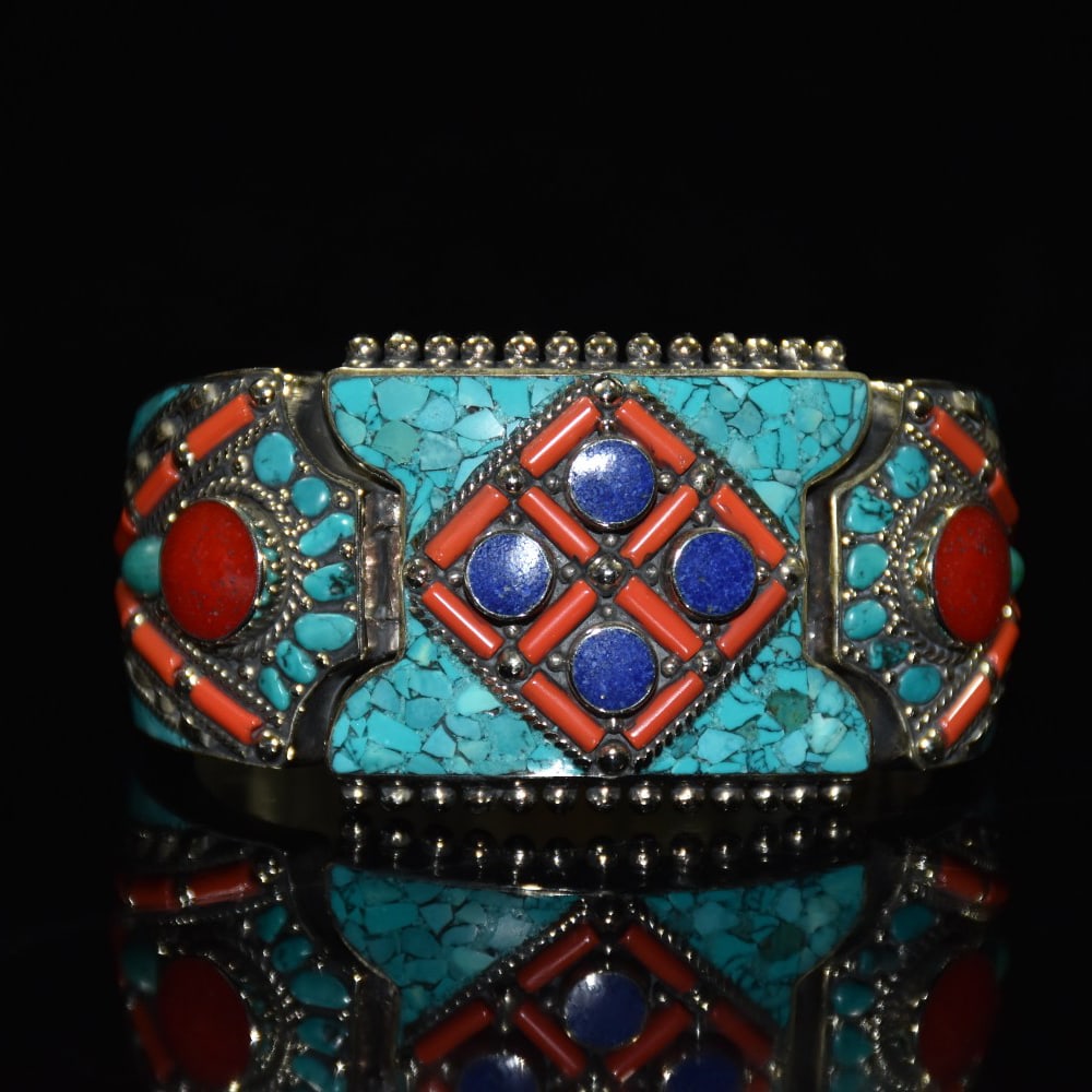 Copper bracelet inlaid with turquoise, lapis lazuli and rubies: Nepalese copper bracelet inlaid with turquoise, lapis lazuli, and rubies. Length 8.5 cm, width 7 cm, height 4 cm, weight approximately 158 grams.