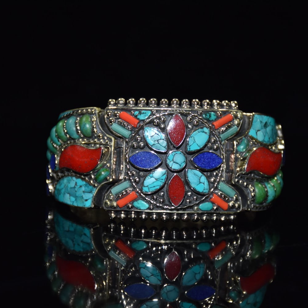 Copper inlaid gemstone bracelet: Nepalese copper inlaid gemstone bracelet, approximately 8.5 cm long, 7 cm wide, 4 cm high, weighing around 163 grams.