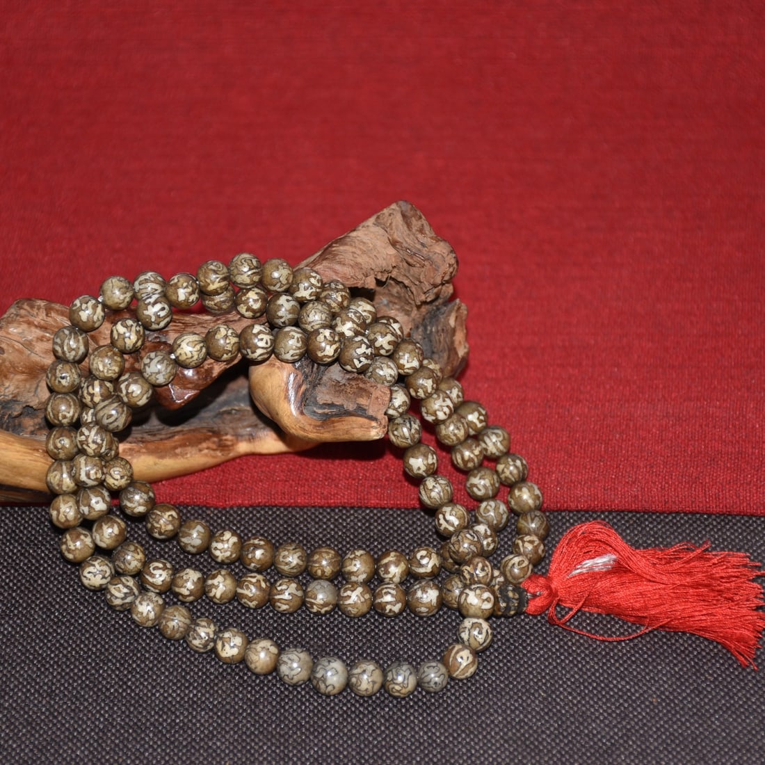 Shell hand-carved Tibetan necklace bracelet hand chain.: Nepalese seashell hand-carved Tibetan necklace bracelet diameter 0.8 centimeters, weight around 90 grams.