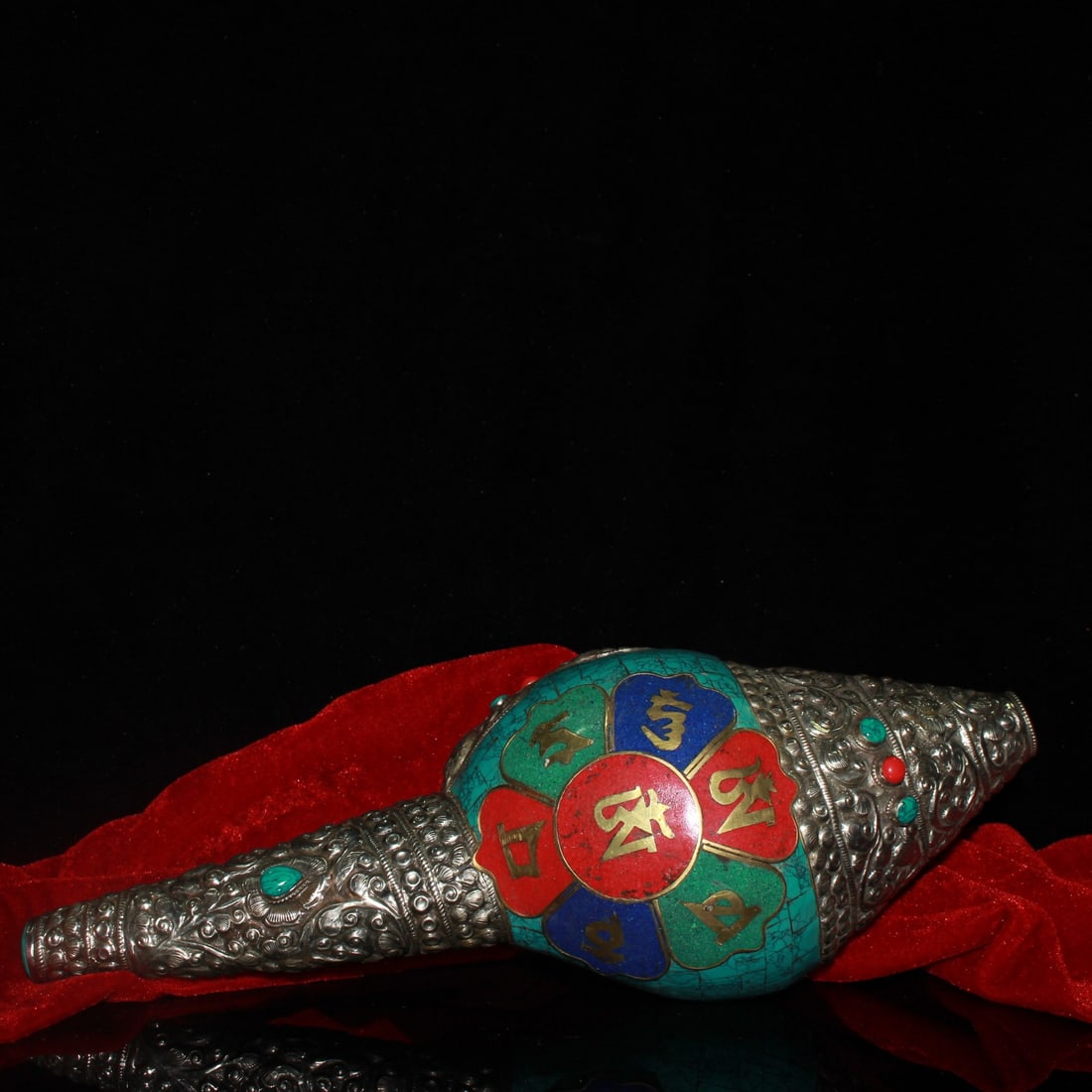 Copper gemstone large seashell inlay: Nepalese seashell inlaid with copper and gemstones, large size conch shell, measuring 33 cm in length, 22.5 cm in width, 10.5 cm in thickness, weighing around 3062 grams.