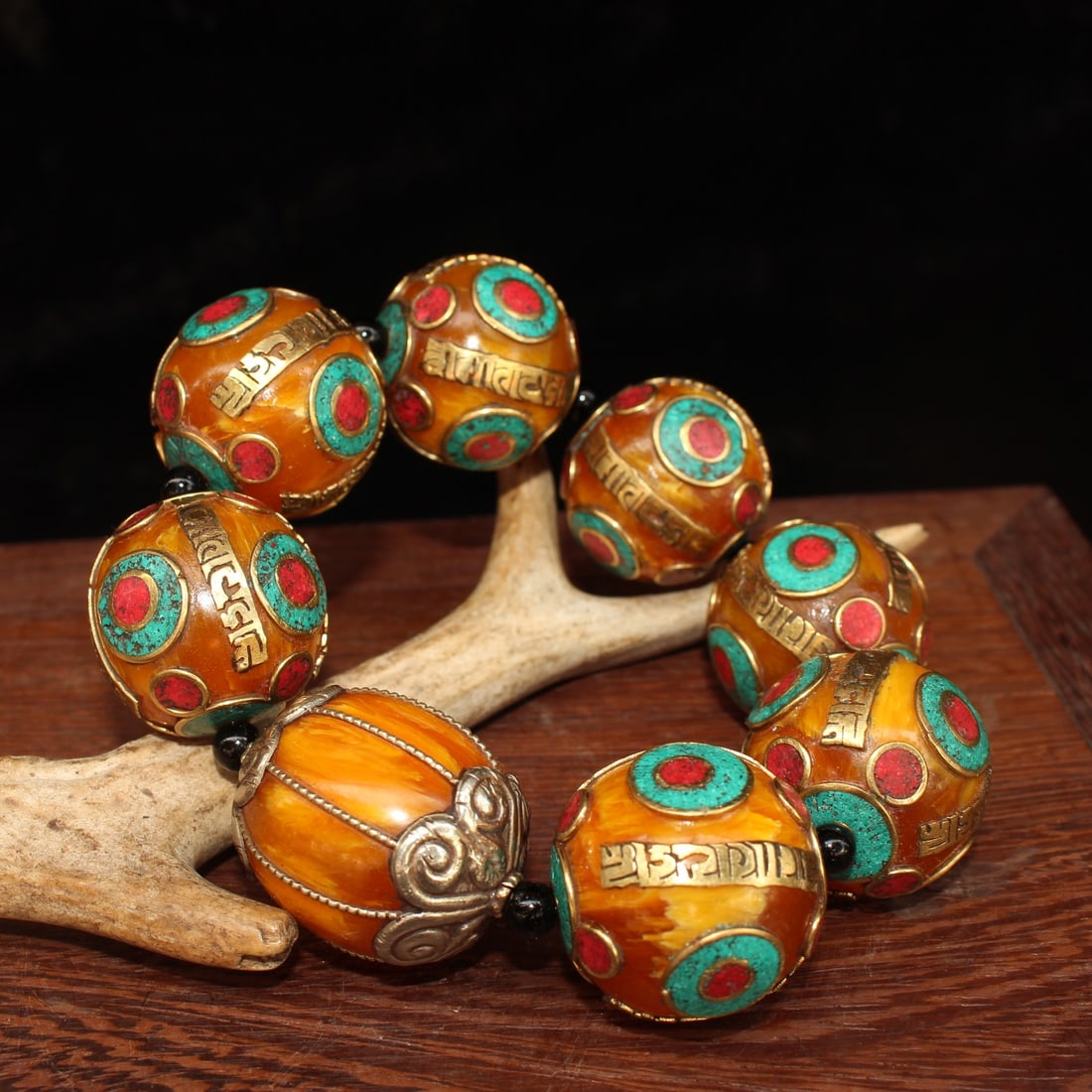 Amber handmade copper wire inlaid gemstone bracelet: Nepalese Amber Handmade Copper Wire Inlaid Gemstone Bracelet Width 3 cm Thickness 3 cm Weight around 170 grams