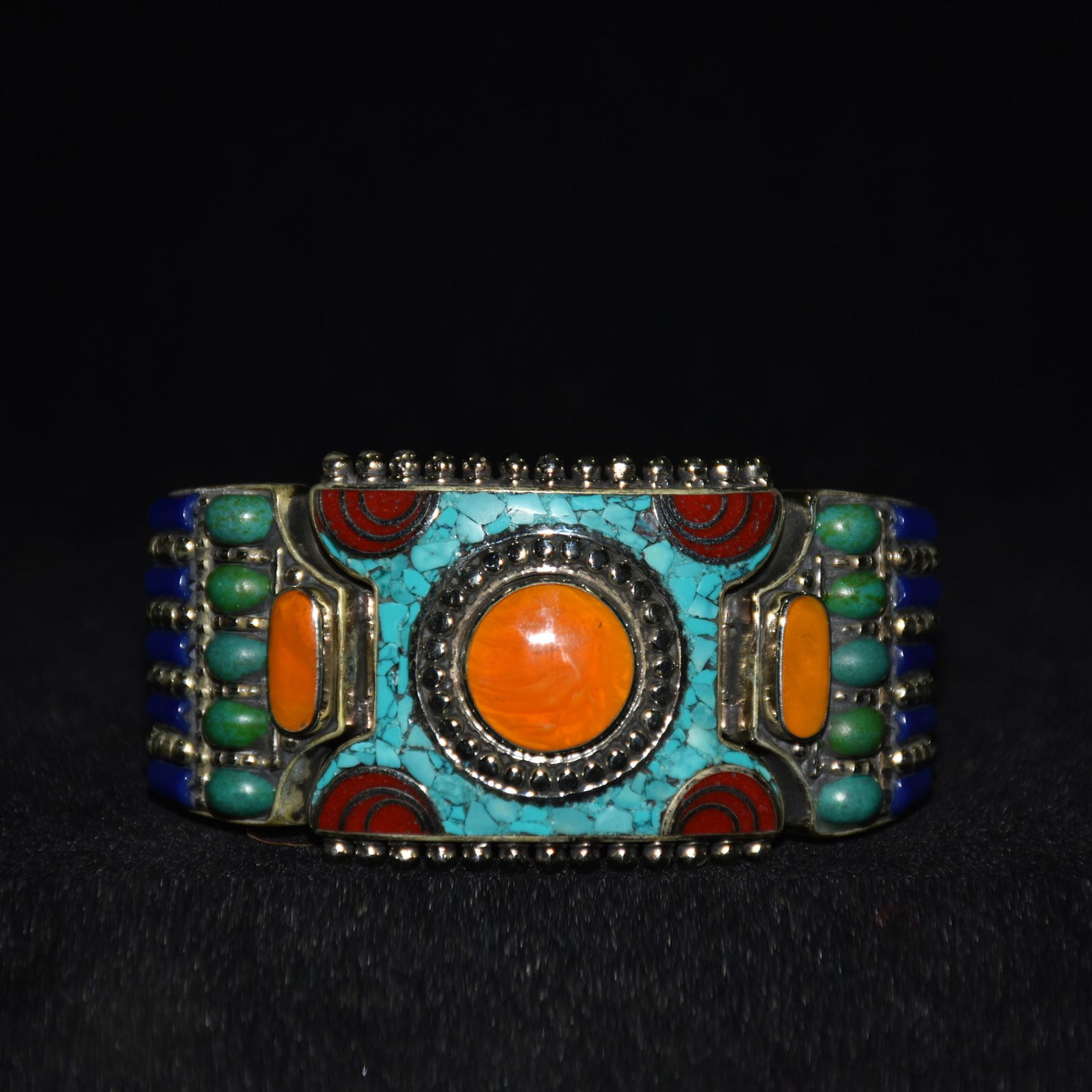Copper inlaid with green pine, blue gold, and amber gemstone bracelet.: Nepalese copper inlaid with green turquoise, blue goldstone, and amber gemstone bracelet, measuring about 8 cm in length, 4 cm in height, and weighing around 148 grams.