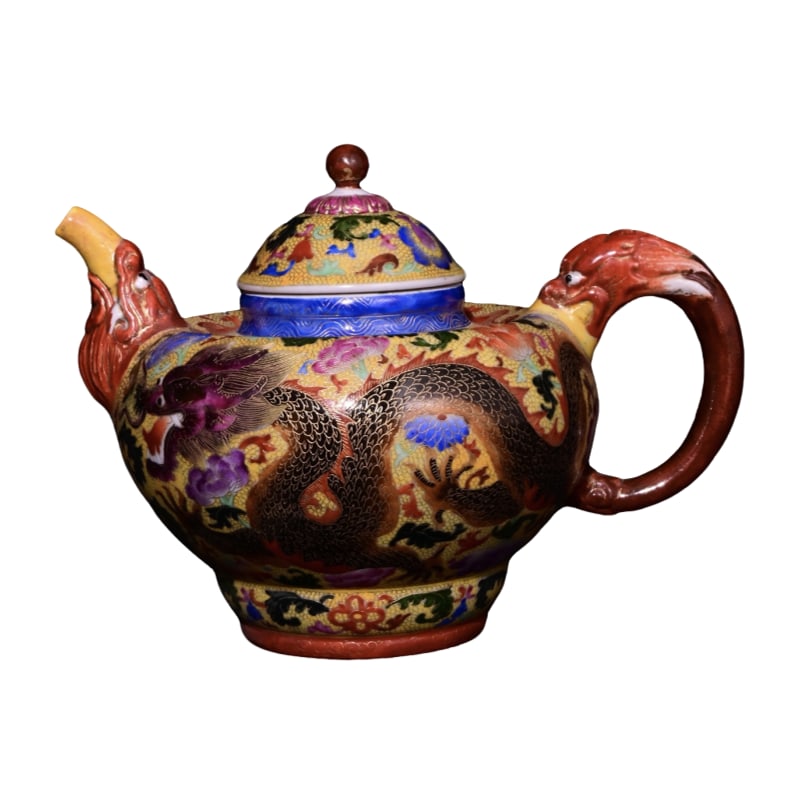 Qianlong period, cloisonné enamel with engraved gold dragon and phoenix pattern dragon handle pot.: Qianlong Reign, a cloisonné enamel teapot with carved gold dragon and phoenix motifs, measuring 16×21 centimeters in height.
