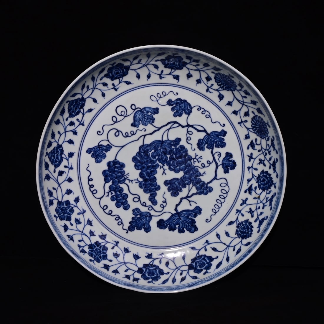 Ming Dynasty Xuande period blue and white grape pattern decorative plate (1 of 10)
