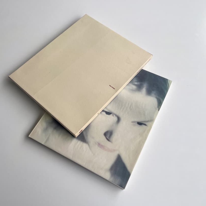 Paolo Roversi "UNA DONNA" English Edition: "UNA DONNA" is a photography collection by Italian fashion photographer Paolo Roversi, taken in 1989. This is a rare limited edition English version, with a global limitation of 2000 copies. The box i