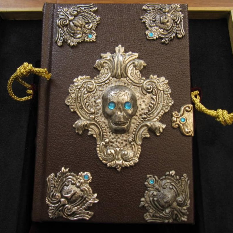 The Tales of Beedle the Bard Harry Potter: The Tales of Beedle the Bard Collector's Edition Offered Exclusively Ginyu Shijin no Monogatari (The Tales of Beedle the Bard) Harry Potter Hari Potta (Harry Potter) Hardcover Leather Protective Case 