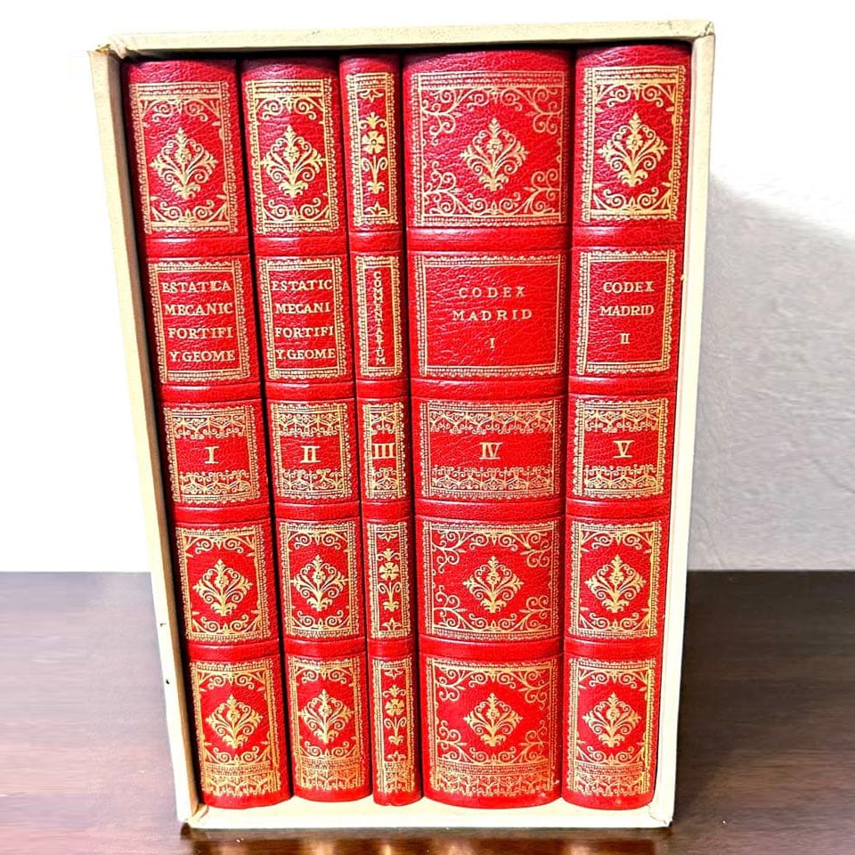 Out of Print Rare Book: Leonardo da Vinci "Madrid Codices" Iwanami Shoten Complete 5-Volume Set: Out of Print Rare Book: Leonardo da Vinci "Madrid Codices" Iwanami Shoten Complete 5-Volume Set This book is currently out of print and difficult to find. The box shows overall aging and stain marks, 