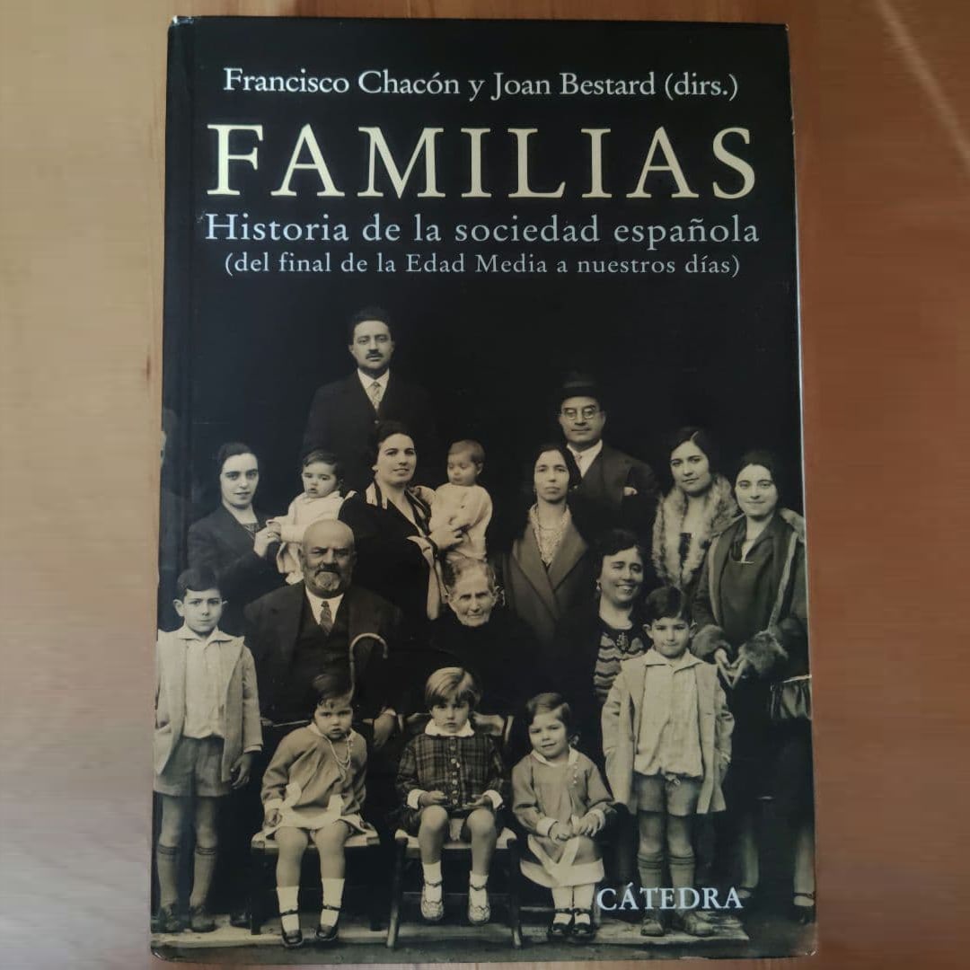 The history of Spanish society families: Purchased over ten years ago. Although slightly dirty, it is in good preservation condition and can be read without any issues. Familias historia de la sociedad Española (from the End of the Middle A