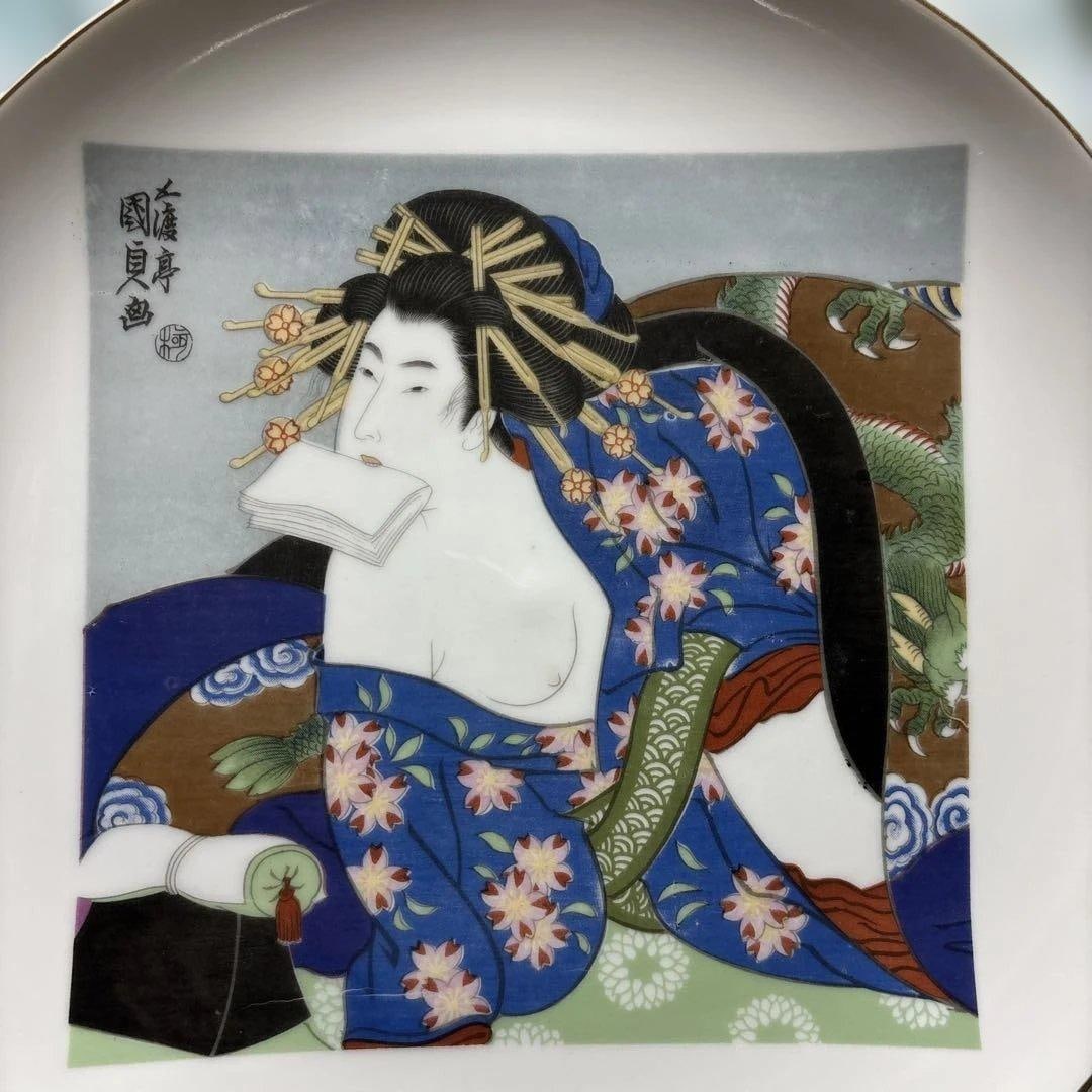 Showa Era Retro Ukiyo-e Plate, Ceramic Plate, Courtesan (Famous Geisha) Nationally Designated: Ukiyo-e Plate: Courtesan (Renowned Geisha) A ceramic plate in the Ukiyo-e style, depicting a female figure. It is adorned with exquisite gold trim. The figure is inscribed with "Gototei Kunisada E" (P