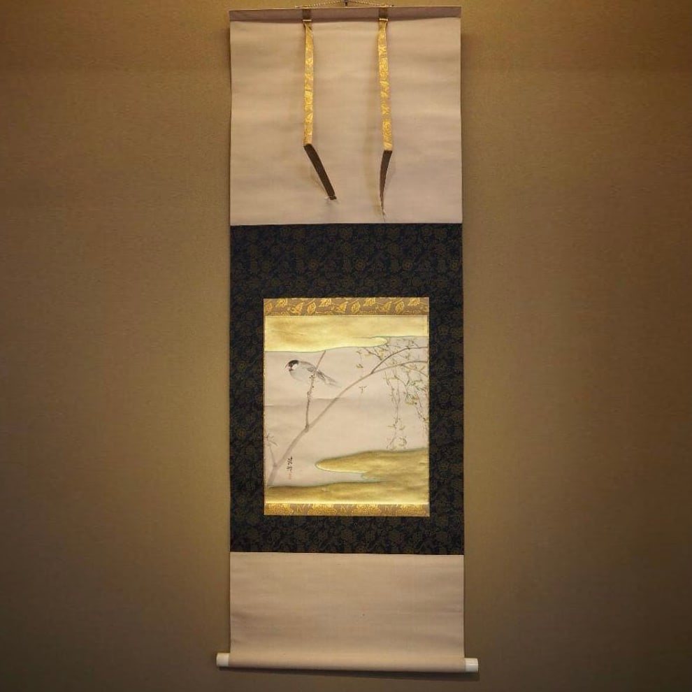 Okajima Seiko jihi "Yanagi ni Kotori no Zu" kakejiku – A hanging scroll by the late Edo period: This is an exquisite Rimpa painting, depicting clouds in vibrant gold, with a small bird perched on a willow branch. The painting box is not original, but the lid is inscribed with (Seiko hitsu Yanagi