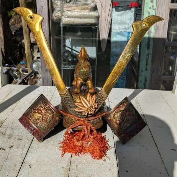 Traditional Japanese iron helmet, antique, collectible.: This is a helmet. A very imposing helmet. It is a traditional Japanese iron armor helmet, engraved with a lion motif. In the second photograph, there appears to be the artist's name or some other cont