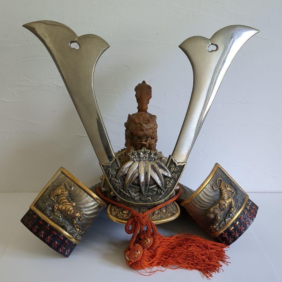 Antique helmet carved with tigers and lions.: Antique Helmet Carved with Tigers and Lions This item has been stored for a long time. There are rust and dirt present. The decorative fasteners have become loose. Dimensions Height 38 cm, Width 43 cm