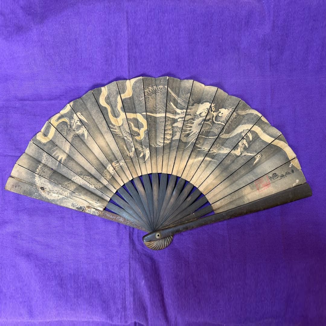 A rare Japanese ukiyo-e, a hand-painted iron fan (war fan) with dragon motifs by the ukiyo-e artist: A Rare Japanese Ukiyo-e: Hand-painted Dragon Pattern Iron Fan (War Fan) by Ukiyo-e Artist Utagawa Kunitoshi (for practicing wearing armor, helmets, Japanese sword accessories, samurai) This is an extr