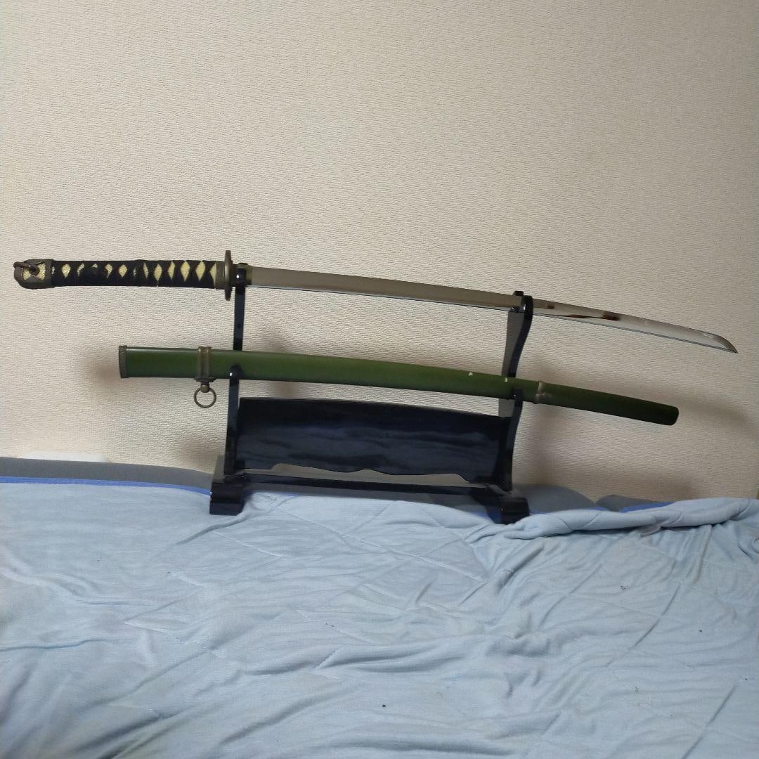 This is a Japanese military sword.: This is a Japanese military sword. The blade shows no significant rust or damage, but there are some scratches on the blade and scabbard, and there appear to be traces of metal fittings at the end of 