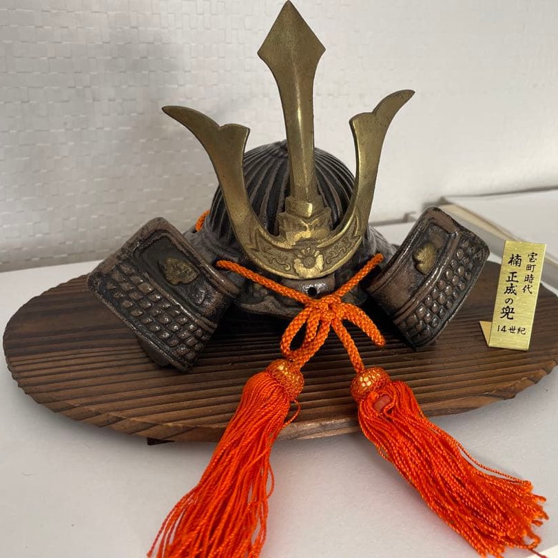 Complete set of samurai helmet display stand and packaging box. (1 of 5)