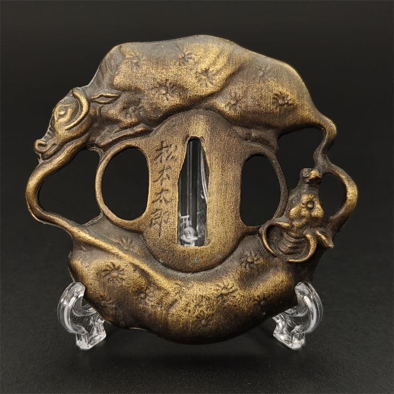 Tsuba - Ox Head Design - Alloy Material: Tsuba - Ox Head Design - Alloy Material - Modern Style - Tsuba - Japanese Sword Fitting Material: Alloy Weight: Approximately 143 grams Thickness: Approximately 6 millimeters 1. This product includes 