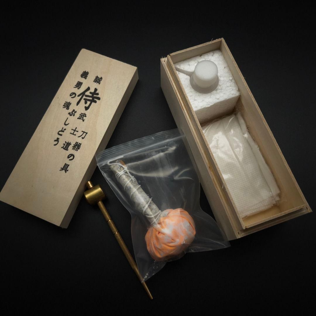 Tools for the Maintenance of Swords and Other Bladed Instruments: These are tools used for the maintenance of swords and other bladed instruments. Brand new, unused, unopened Paulownia wood box dimensions: approximately 19 cm x 6.5 cm x 6.5 cm [Contents] Sword oil P