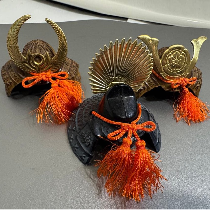 Miniature Samurai Helmet Three-Piece Set: This is a set of three miniature samurai helmet decorations. Its compact size makes it easy to place at the entrance, on a shelf, or on a table. Catalog Helmet Set (3 pieces) (includes all items shown