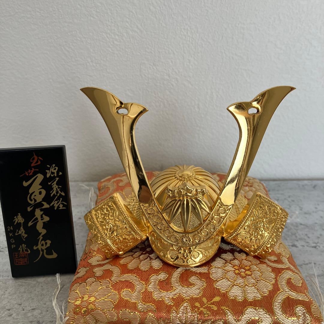 Gold Miniature Helmet Ornament: Gilded Miniature Helmet Ornament 24 kilograms Helmet Decoration Dimensions: Height approximately 8.5 cm, Width approximately 11 cm