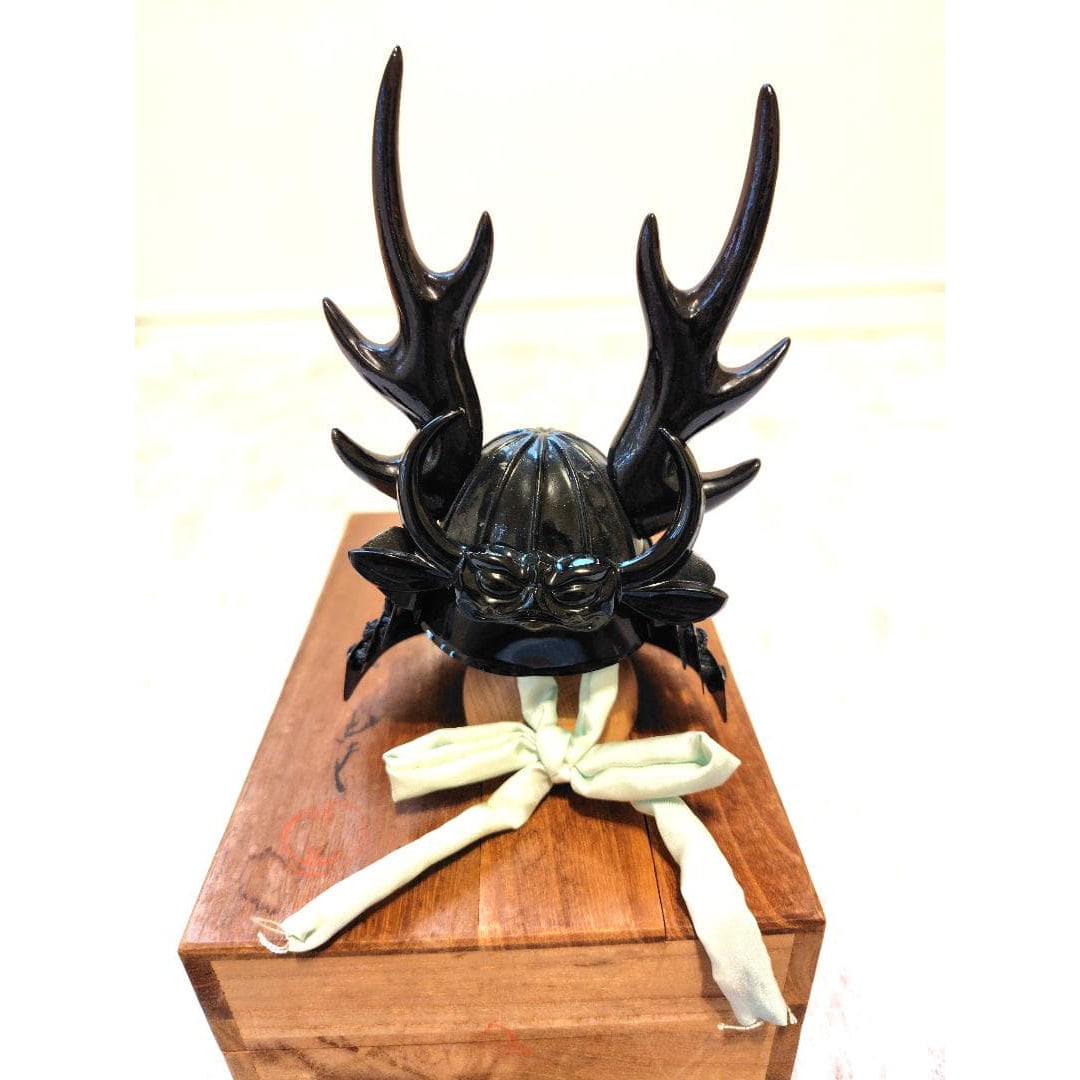 A miniature helmet by the master armorer Kato Kazushige, associated with the Sengoku period warlord: Master Armorer Kato Kazuki's "Side-Mounted Antler Leather Helmet" — A miniature helmet of the Sengoku period warrior Honda Tadakatsu. Due to its age, there are signs of wear, stains, and damage. App