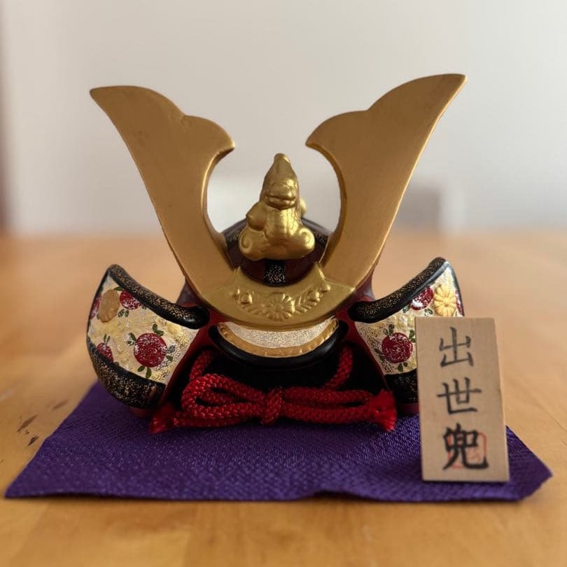 Brand new, unused Samurai helmet ornament, "Helmet of Success".: This is a small, palm-sized helmet ornament. It is made of ceramic, with a fine texture and a luxurious feel. Its compact size makes it easy to place in areas such as the entrance or living room. Dime