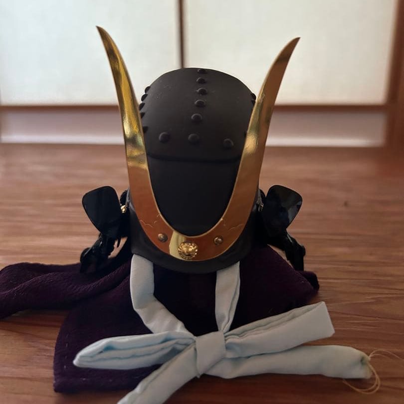 Miniature Samurai Helmet Doll (Tango no Sekku) - 1 piece: These are miniature helmet and armor ornaments. They are exquisitely crafted, with meticulous attention to detail. As they are kept in a glass case, there are no visible stains, fading, scratches, or 