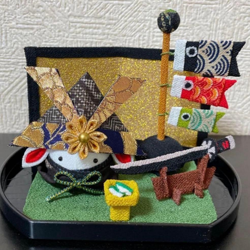 Japanese Traditional Textile Flower Craft: "Tsuji Usagi" (Drooping-Eared Rabbit), made using: This is a Lop-Eared Rabbit ornament, crafted from Shichiyou crepe fabric, luxurious gold brocade fabric, and authentic Amami Oshima silk. It is of a mini size. You can place it in small spaces in the 