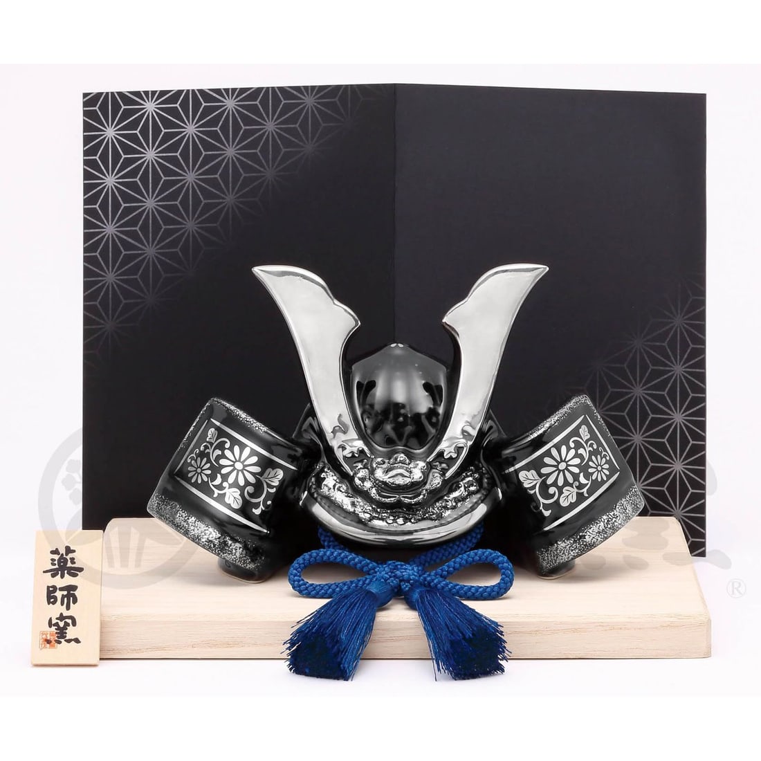 Yakuji Kettle, Miniature Porcelain, Polychrome, Success, Helmet (Pure Black, Large Size): Brand New Yakushi Kettle, Made in Japan, Miniature Porcelain, Colorfully Painted, Success, Helmet (Pure Black, Large Size) May auspicious decoration, symbolizing the happy growth of boys, bringing goo