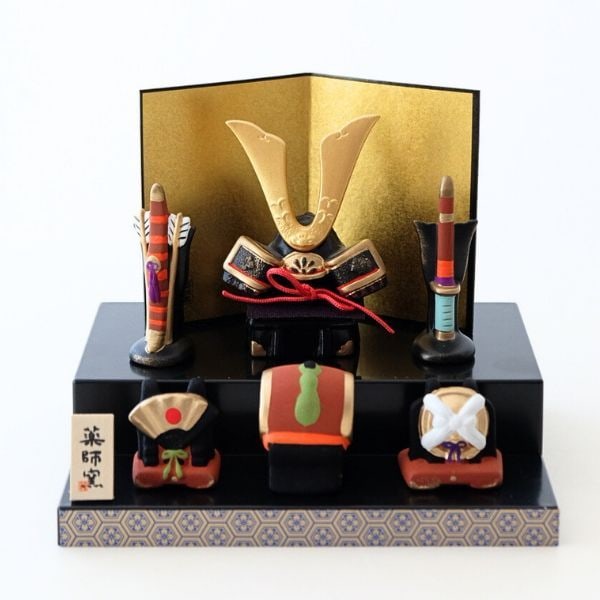Helmet Ornament - Exquisite Miniature Ceramics: Product Name: Jinzhai Staircase Decorative Helmet Overall Dimensions (cm): Width 16 x Depth 15 x Height 14.5 Weight: 280 grams Material: Ceramic, etc.