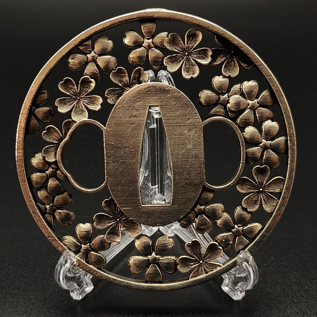 Tsuba (Sword Guard), Cherry Blossom Design: Material: Bronze Thickness: Approximately 4.3 mm Weight: Approximately 66 grams 1. This product includes only the sword guard; the sword stand is for photography display purposes only. 2. As the produ
