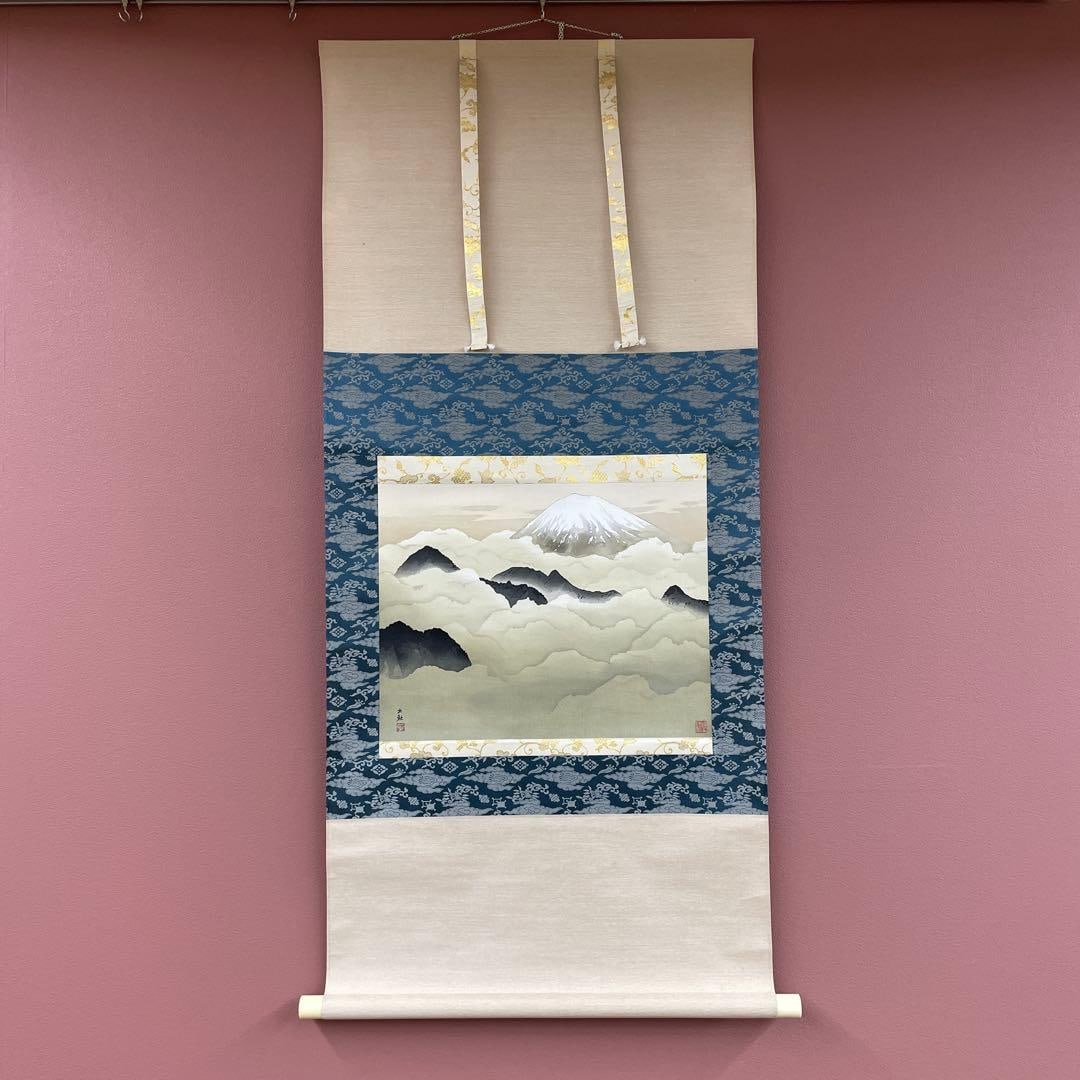 Beautiful Hanging Scroll by Yokoyama Taikan, "Renpo Un" Print: Fine Hanging Scroll by Yokoyama Taikan, "Mountain Range and Clouds" Print Dimensions 124 x 57 cm Paper Book Paulownia Wood Box Some stains present, item in good condition with no noticeable stains.