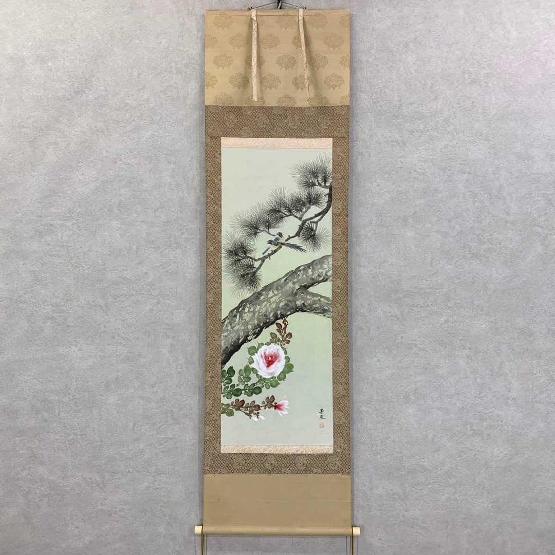 Kakejiku Yoshitomo "Furo Choshunshun-zu" Tomobako Kacho: Kakejiku Yoshitomo "Furou Choushunshun-zu" Tomobako Kachou Dimensions Width 53.8 cm x Height 189.1 cm (excluding roller ends) Condition The mounting has slight stains, but the painting itself is in go