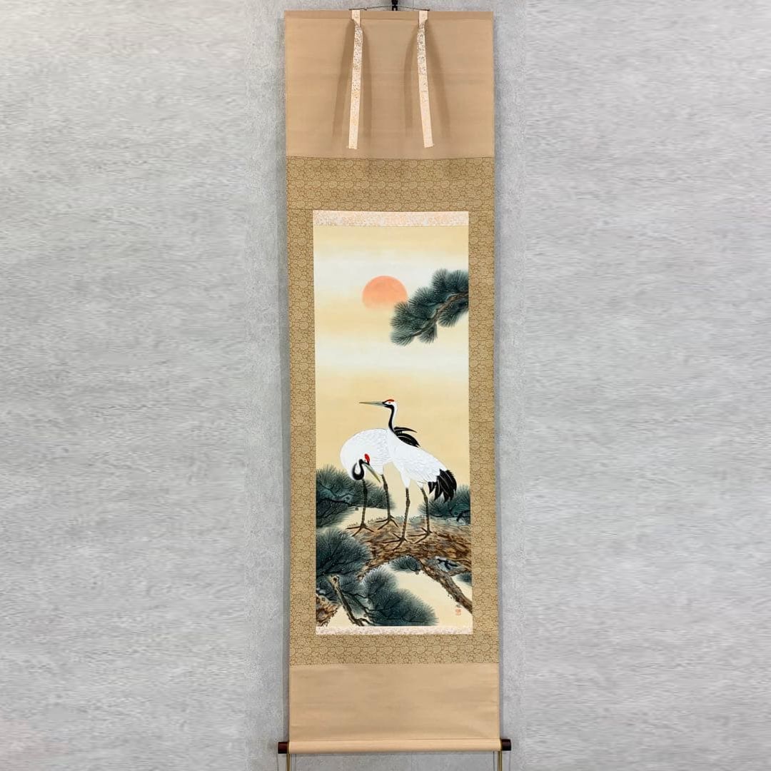 Kakejiku Ishikawa Gyofu "Shoujou Soukaku" Tomobako: Hanging Scroll by Ishikawa Gyofu "Two Cranes on Pine" with Tomobako Dimensions: Width 54.5 cm x Height 192.0 cm (excluding roller ends) Condition: There are several minor stains. There are creases in 