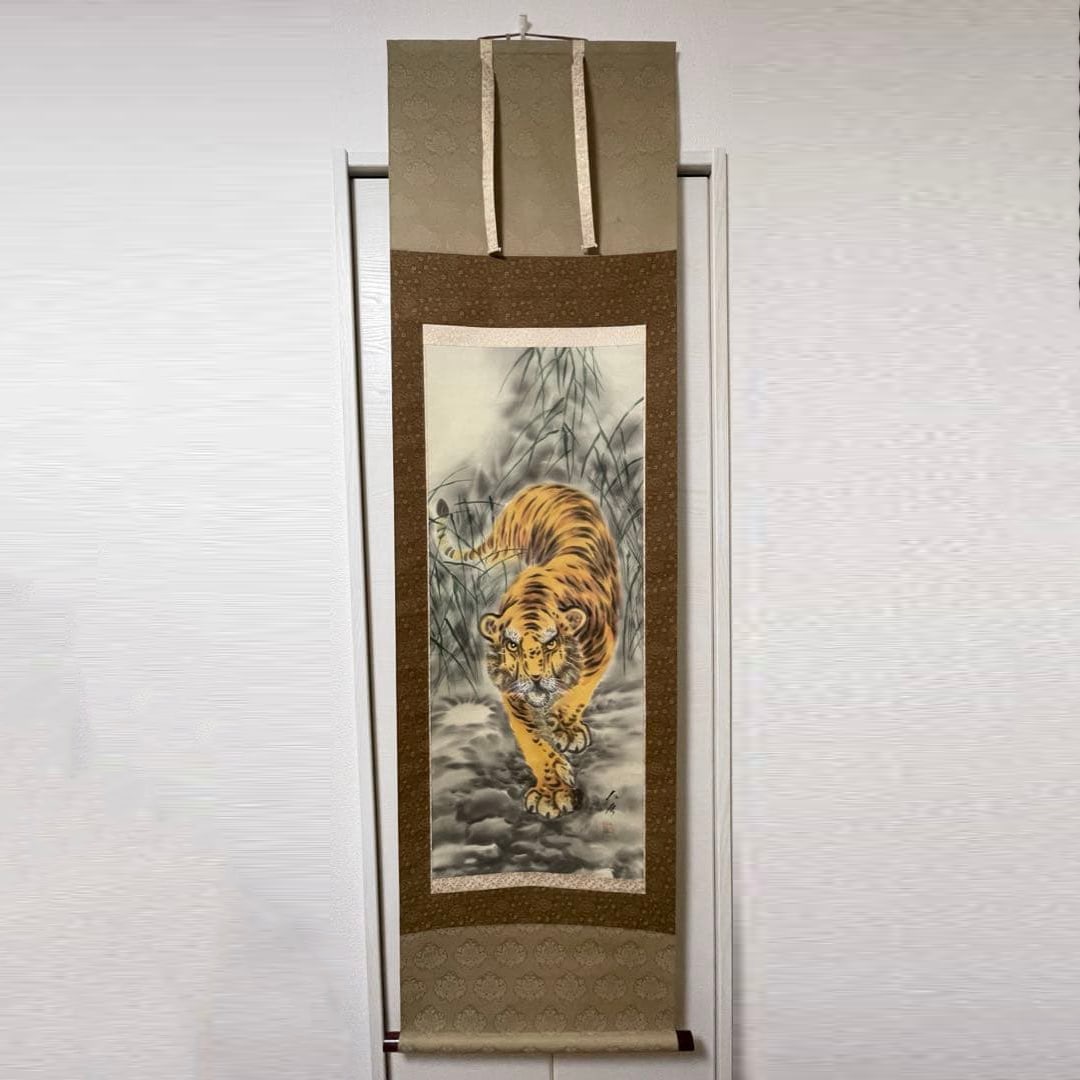 A hanging scroll in excellent condition, featuring a tiger motif, Japanese painting, with original (1 of 13)
