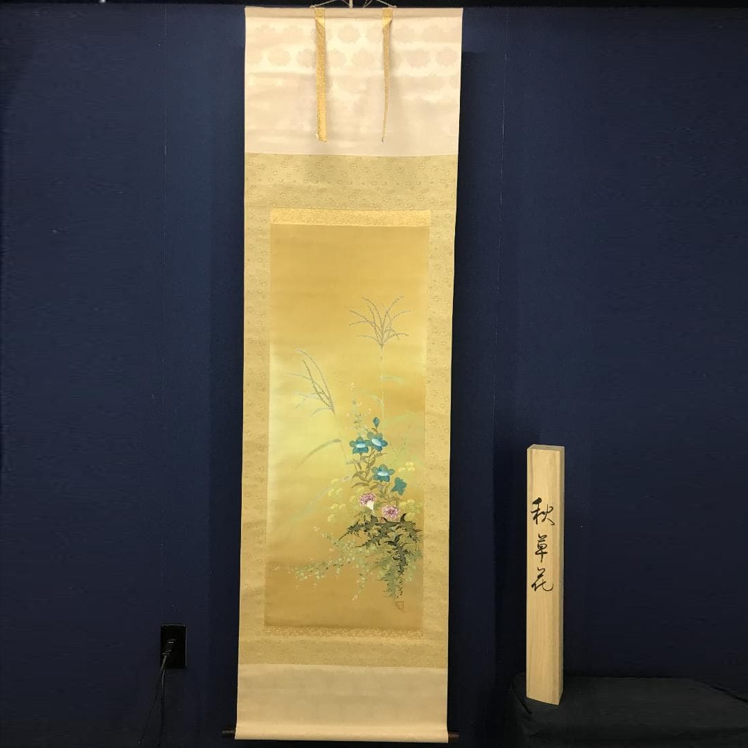 Authentic / Flower and Bird Painting / With Paulownia Wood Box Hanging Scroll: This painting is hand-painted on silk. Both the paper and mounting show signs of aging, minor stains, and creases. The paper itself also exhibits some signs of aging and stains. Accompanied by a paulo
