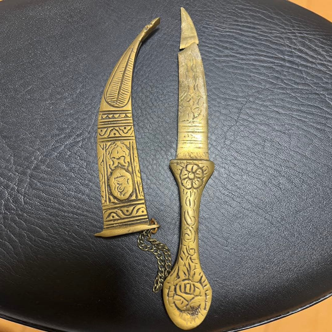 Replica Sword, Arabian Sword, Swords and Sabers, Decorative Items: Replica Sword, Arabian Sword, Swords and Decorative Items Condition Report: The sword tip is damaged, bent, with numerous scratches and stains. Suitable for decoration and collection.